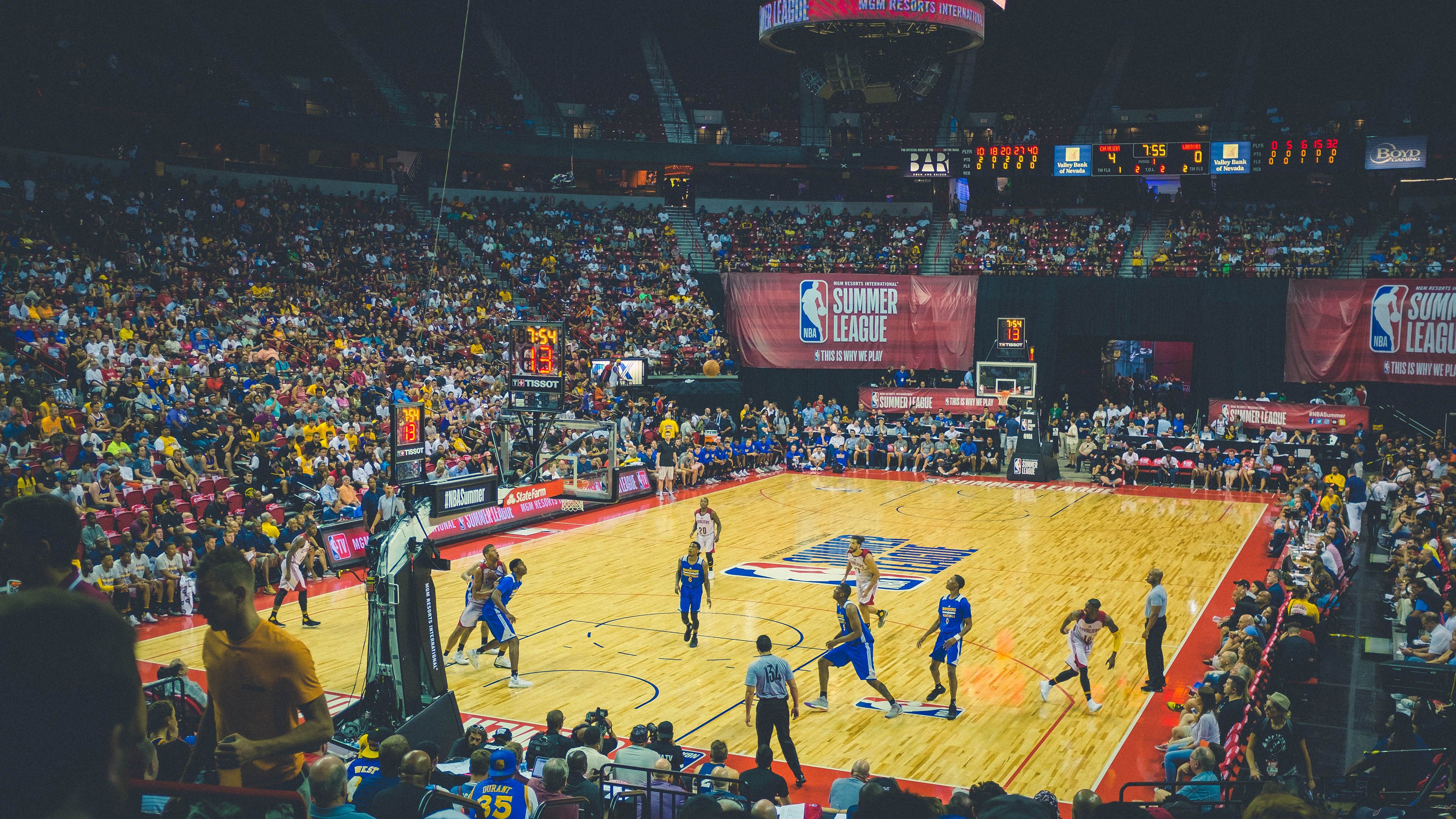 AIYOUXI.COM-马刺在加时苦战中反败为胜，德罗赞连续得分，助球队实现精彩逆转！